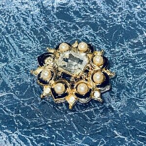 Elegant Gold and Black Brooch with Pearls
